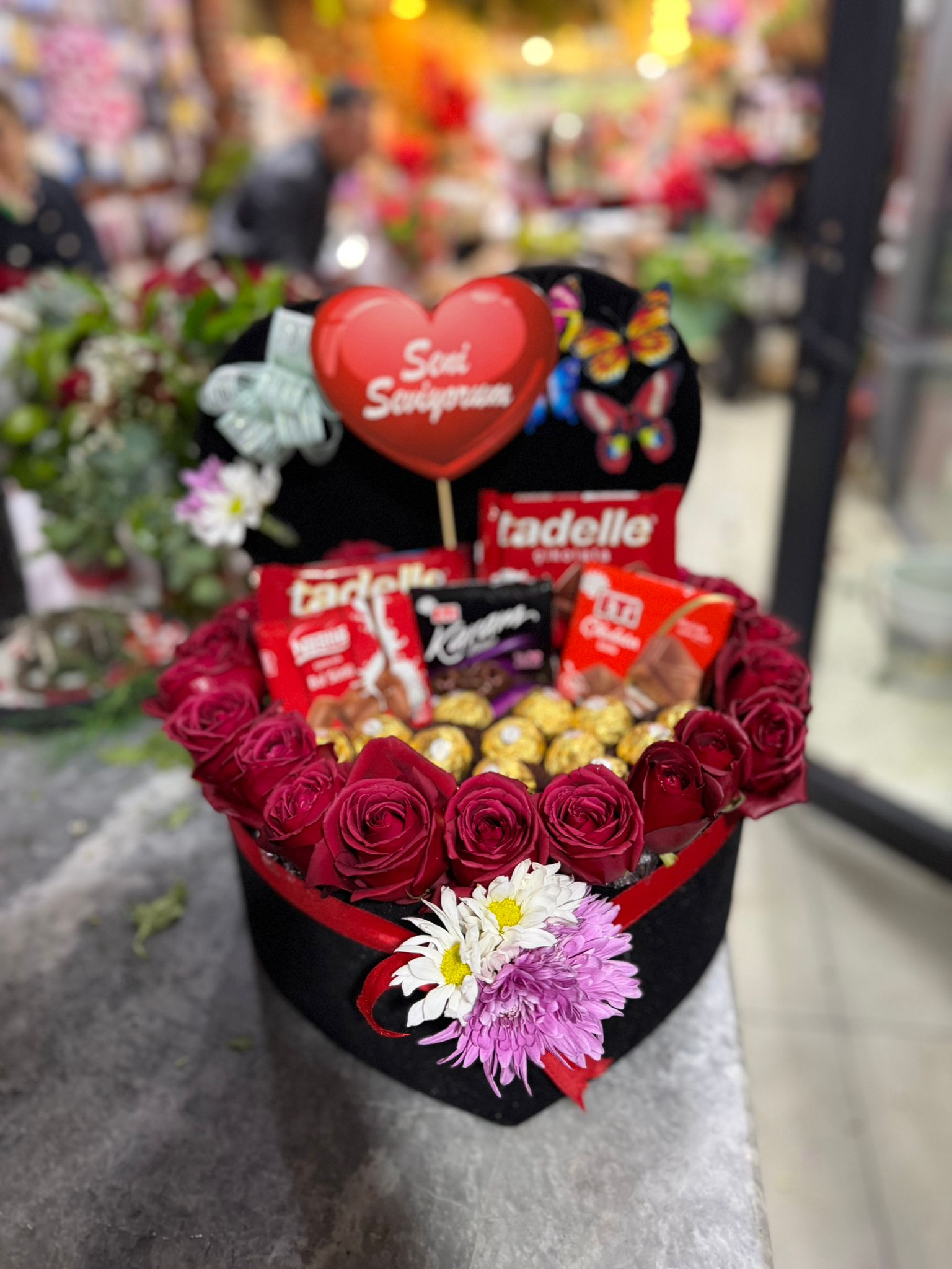 Sevdiğin İçin Kalp Kutu İçerisinde Canlı Gül ve Çikolata