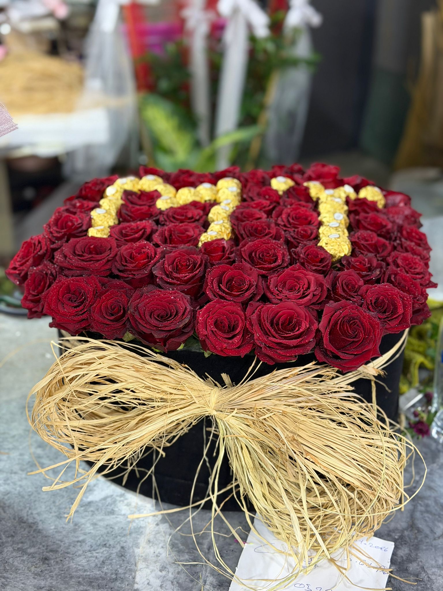 Kutuda Gül ve Baş Harfli çikolata